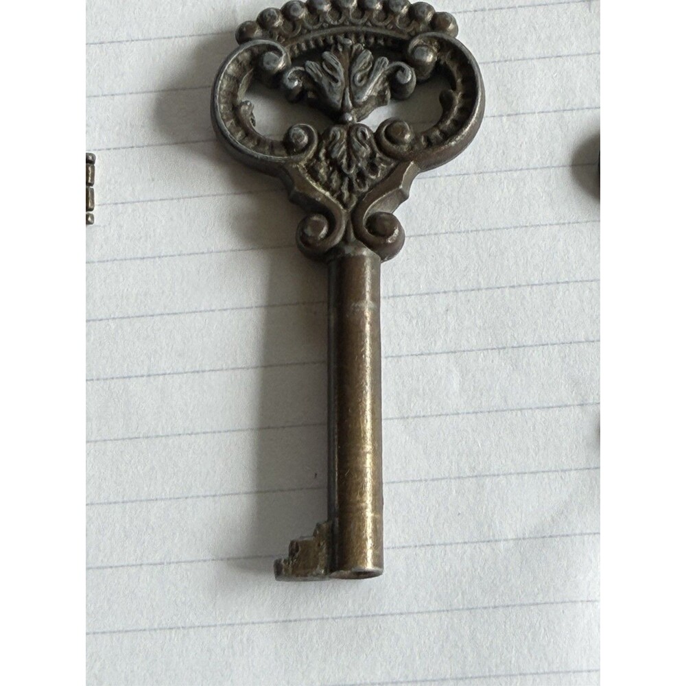 Collection of four assorted decorative vintage skeleton keys